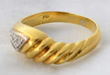 Anel em ouro amarelo 18k 750 com 03 brilhantes ... - Anel em ouro amarelo 18k 750 com 03 brilhantes sobre ouro branco, aro 15, peso aprox. 4,5 g