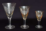 Aparelho em cristal translúcido lapidado, compo... - Aparelho em cristal translúcido lapidado, composto por 10 cálices para vinho tinto, 12 cálices para vinho branco, 10 taças para champagne, 08 cá...