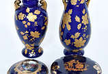 Quatro peças em porcelana na cor azul cobalto, ... - Quatro peças em porcelana na cor azul cobalto, decoradas com flores douradas sendo dois potes Limoges com cenas românticas, medindo de diâmetro ...