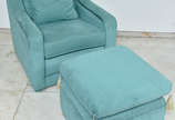 Poltrona com puff em tecido acamurçado verde pi... - Poltrona com puff em tecido acamurçado verde piscina, ambos com assentos móveis, e poltrona com encosto. medindo a poltrona altura 83 x 87 x 77 ...