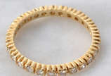 Aliança completa em ouro amarelo 18k cravejada ... - Aliança completa em ouro amarelo 18k cravejada com aprox. 0.50 c.t. de brilhantes, aro 16,5, peso aprox. 2,0 g