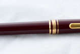 MONT BLANC caneta esferográfica na cor vinho, d... - MONT BLANC caneta esferográfica na cor vinho, detalhes em dourado. Acompanha estojo original. Funcionando