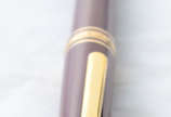 MONT BLANC caneta esferográfica na cor vinho, d... - MONT BLANC caneta esferográfica na cor vinho, detalhes em dourado. Acompanha estojo original. Funcionando