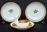 Quatro peças em porcelana Vista Alegre na cor b... - Quatro peças em porcelana Vista Alegre na cor branca com dourações, sendo 02 bowls medindo 14 cm de diâmetro, porta-confeito oval medindo 15 x 1...