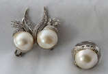 Conjunto de anel e par de brincos em platina co... - Conjunto de anel e par de brincos em platina com madrepérola mabe e aprox. 1.0 ct de brilhantes. Anel aro 12, peso total aprox. 32,7 g