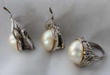 Conjunto de anel e par de brincos em platina co... - Conjunto de anel e par de brincos em platina com madrepérola mabe e aprox. 1.0 ct de brilhantes. Anel aro 12, peso total aprox. 32,7 g