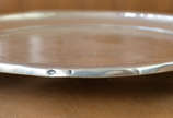 Salva em prata contraste do prateiro AJM, borda... - Salva em prata contraste do prateiro AJM, borda moldada decorada com grega estilizada, século XVIII/ XIX., 23 cm de diâmetro. Peso aprox. 450,0 g