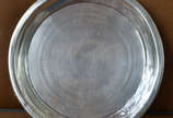 Salva em prata contraste do prateiro AJM, borda... - Salva em prata contraste do prateiro AJM, borda moldada decorada com grega estilizada, século XVIII/ XIX., 23 cm de diâmetro. Peso aprox. 450,0 g