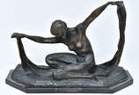 Escultura em bronze representando nú feminino a... - Escultura em bronze representando nú feminino atribuído a J.R. COLINET, 