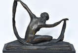 Escultura em bronze representando nú feminino a... - Escultura em bronze representando nú feminino atribuído a J.R. COLINET, 