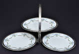 Mappin & Webb porta aperitivos composto por 03 ... - Mappin & Webb porta aperitivos composto por 03 pratos em porcelana inglesa filetadas a ouro com guirlandas floridas. Peças contrastadas