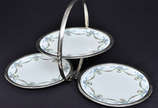 Mappin & Webb porta aperitivos composto por 03 ... - Mappin & Webb porta aperitivos composto por 03 pratos em porcelana inglesa filetadas a ouro com guirlandas floridas. Peças contrastadas