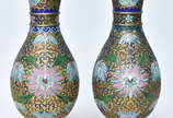 Par de vasos em cloisonne, China - final do séc... - Par de vasos em cloisonne, China - final do século XIX/ XX. Corpo moldado, decorado com flores exóticas, com esmaltes em policromia e traçados d...