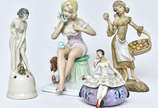 Lote composto de 04 peças representando figuras... - Lote composto de 04 peças representando figuras femininas, sendo 02 em resina e 02 em porcelana. Uma delas em forma de caixinha (antigo pequeno ...