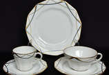 Aparelho em porcelana francesa composto de 24 p... - Aparelho em porcelana francesa composto de 24 pratos de sobremesa, 10 xícaras com pires para chá e 08 xícaras com pires para café. Total de 42 p...