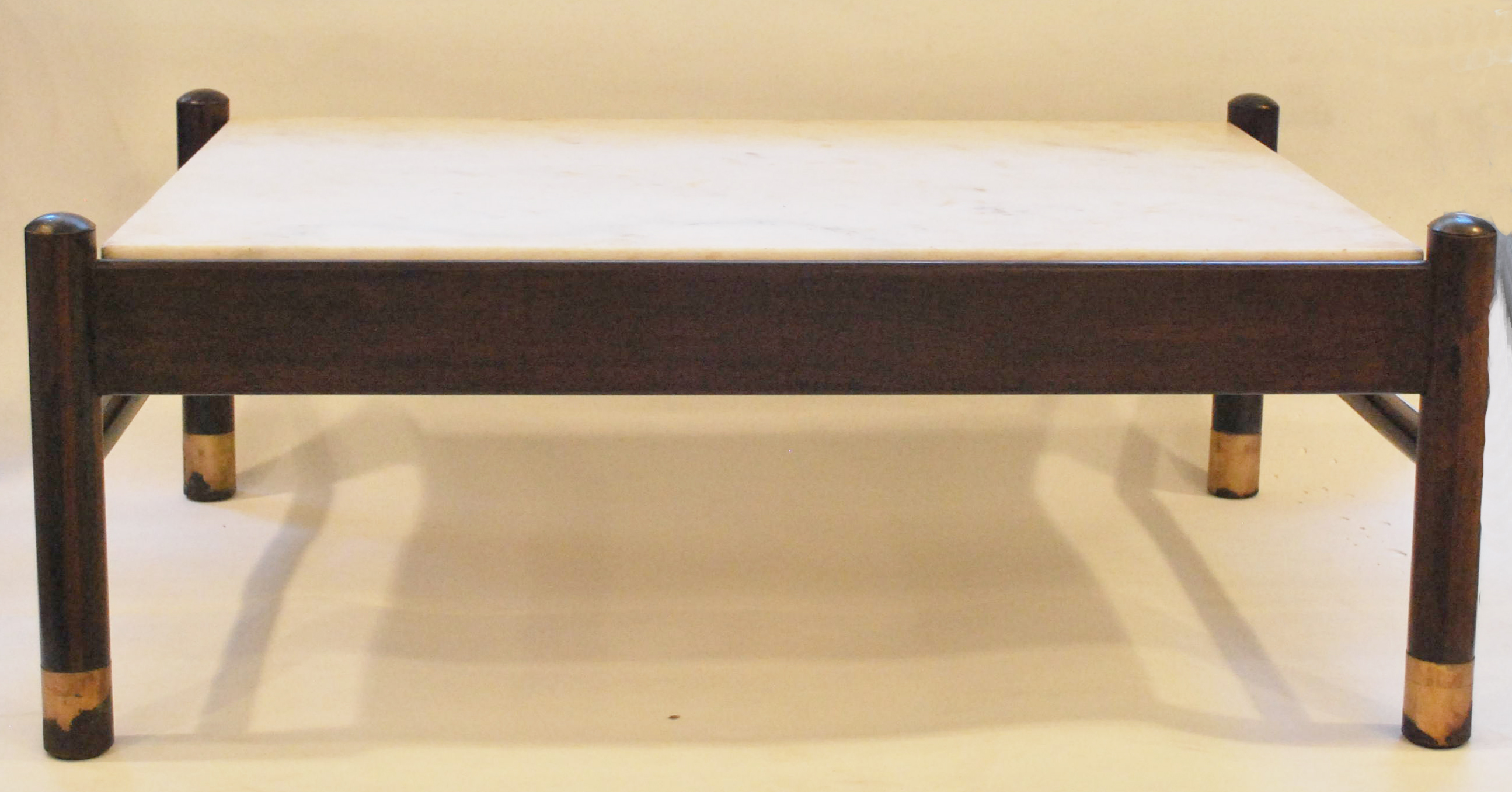 Mesa de centro com tampo de mármore, pés em jacarandá ou detalhes em... - foto 2 de 2