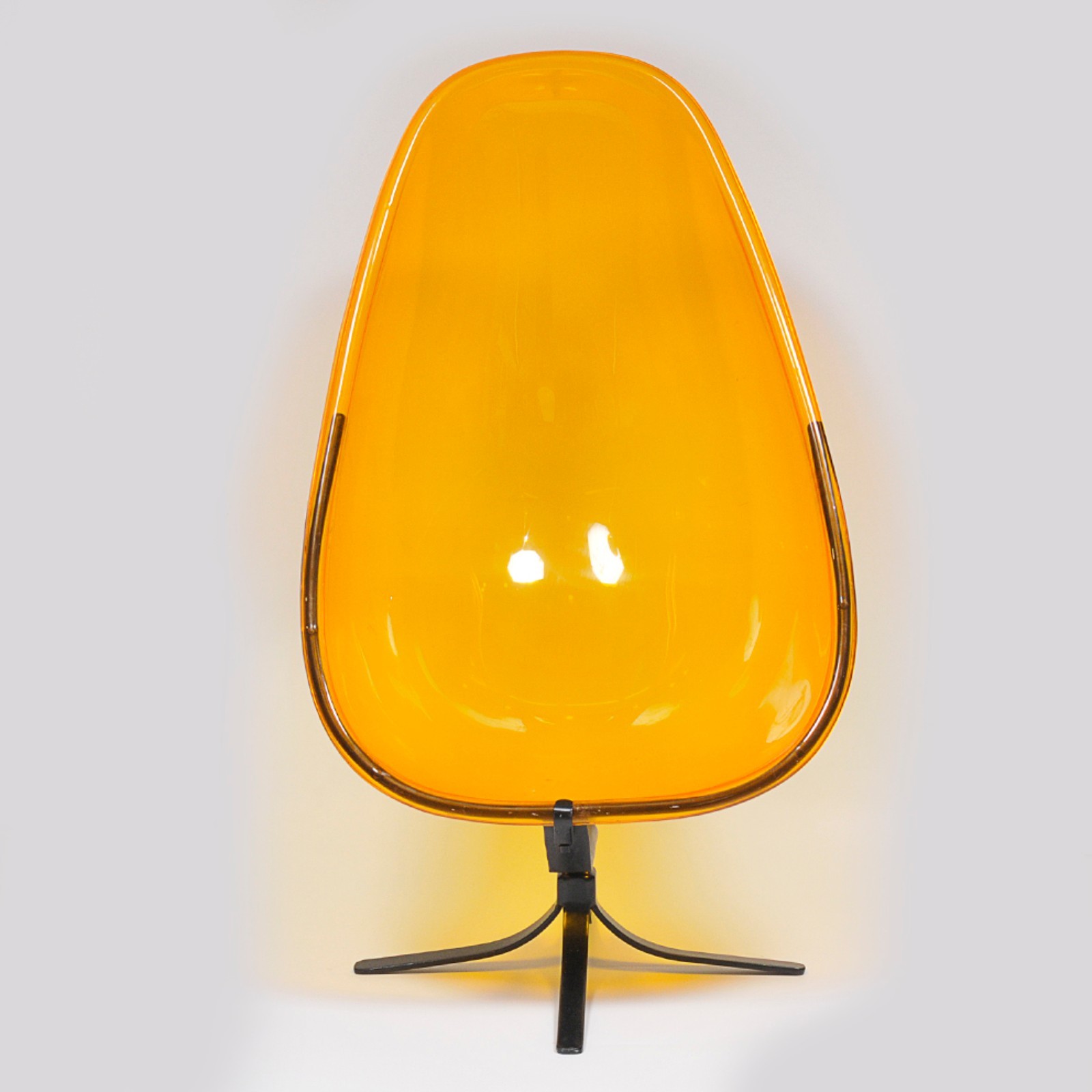 Escultórica cadeira de design em acrílico amarelo com pé em ferro... - foto 1 de 5