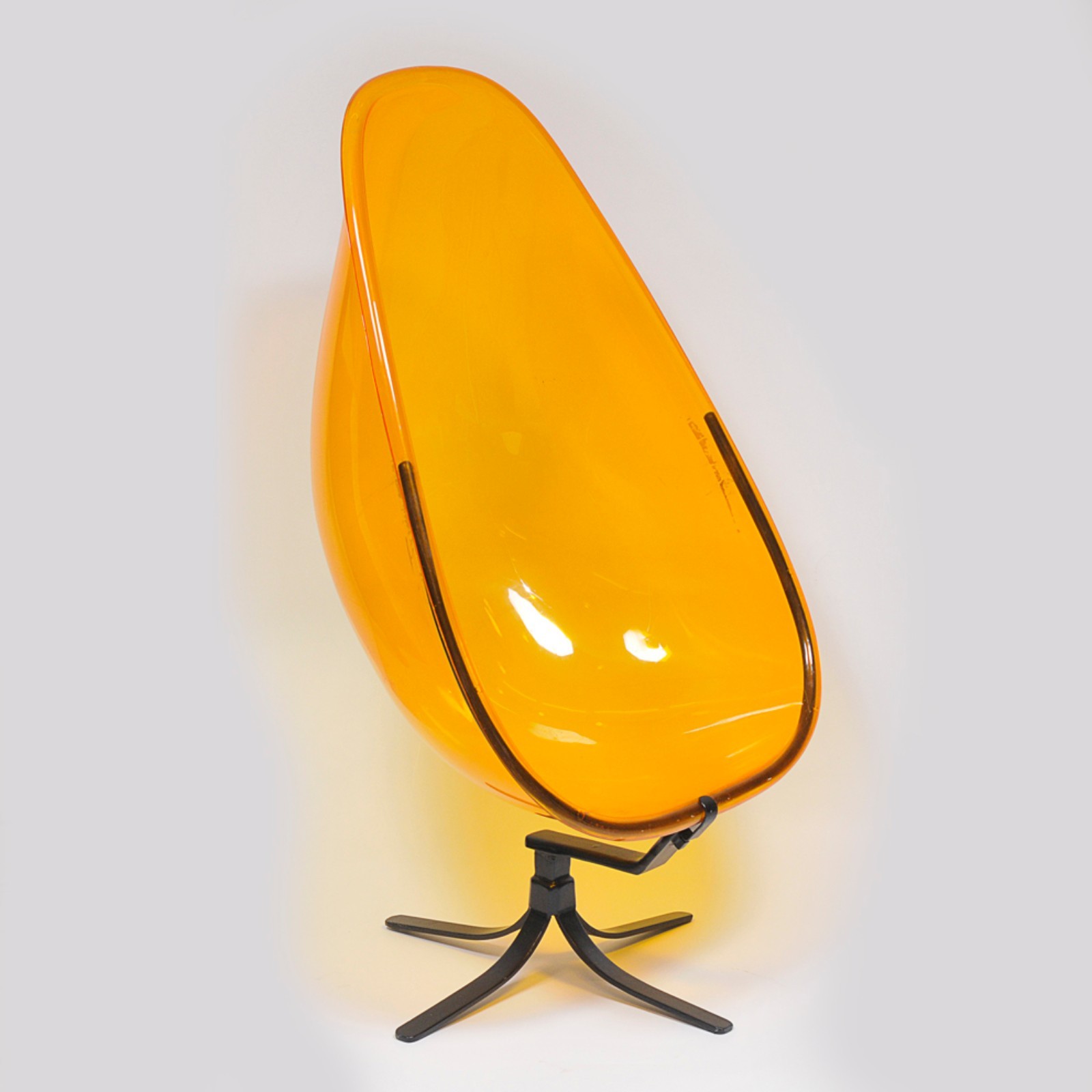 Escultórica cadeira de design em acrílico amarelo com pé em ferro... - foto 2 de 5
