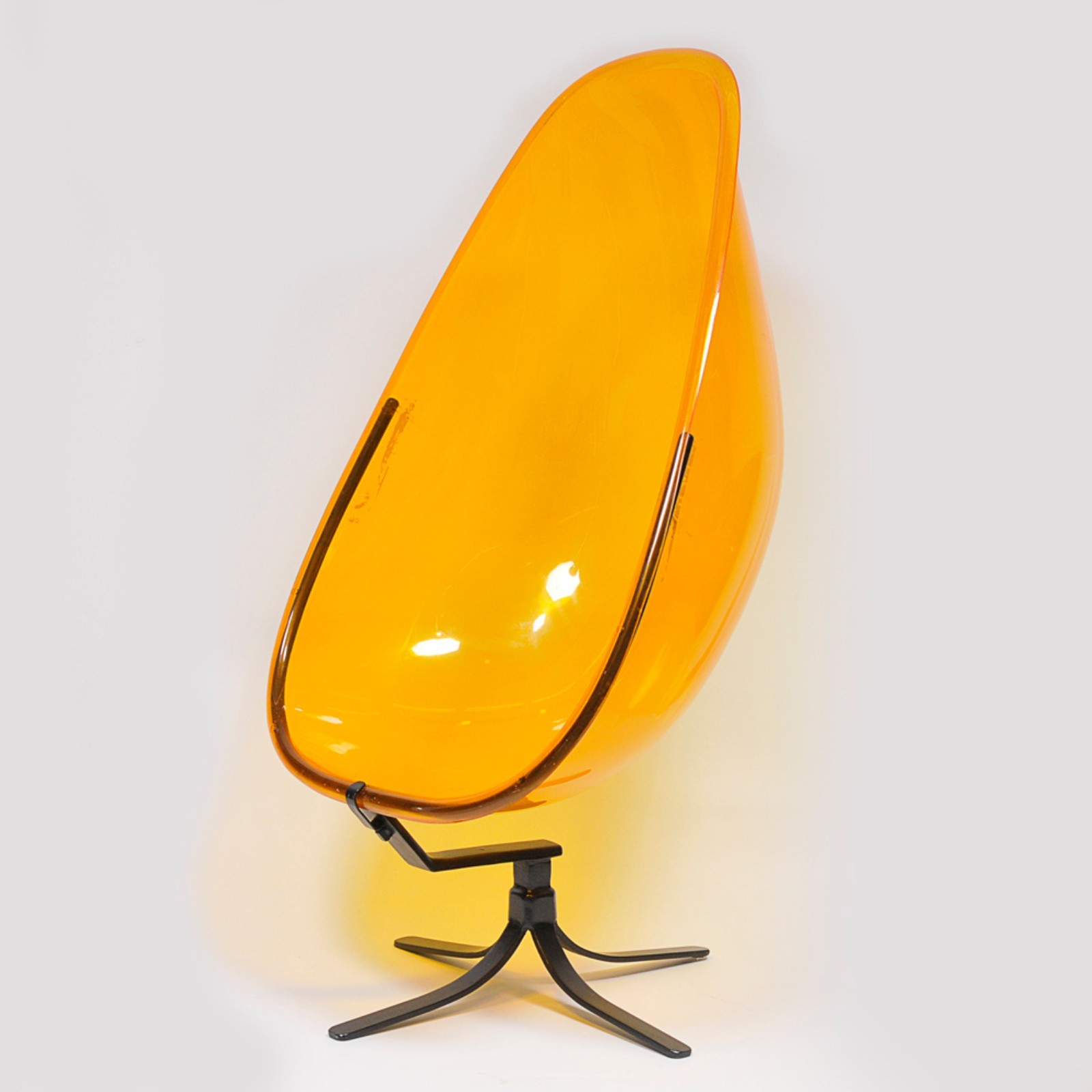 Escultórica cadeira de design em acrílico amarelo com pé em ferro... - foto 3 de 5