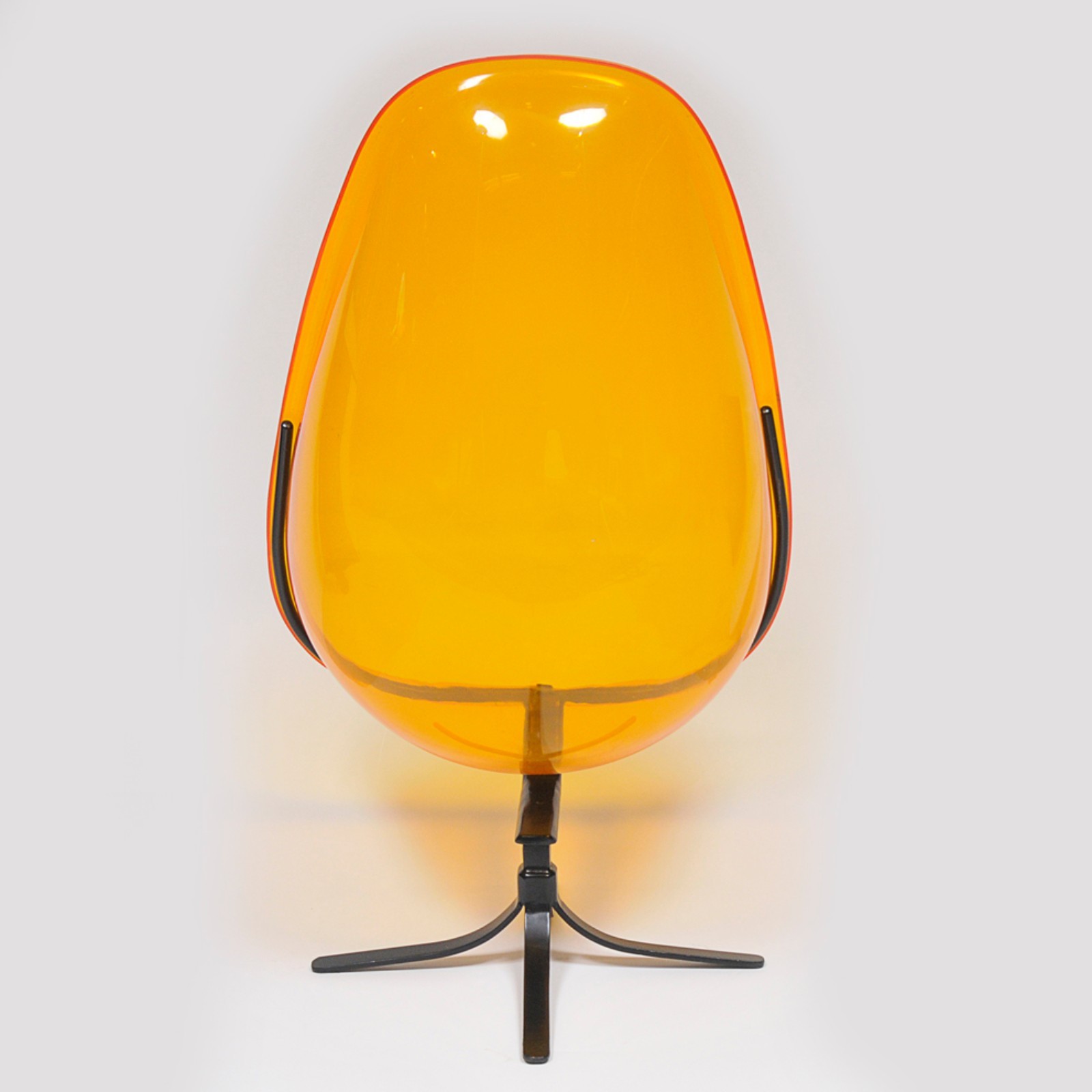 Escultórica cadeira de design em acrílico amarelo com pé em ferro... - foto 4 de 5