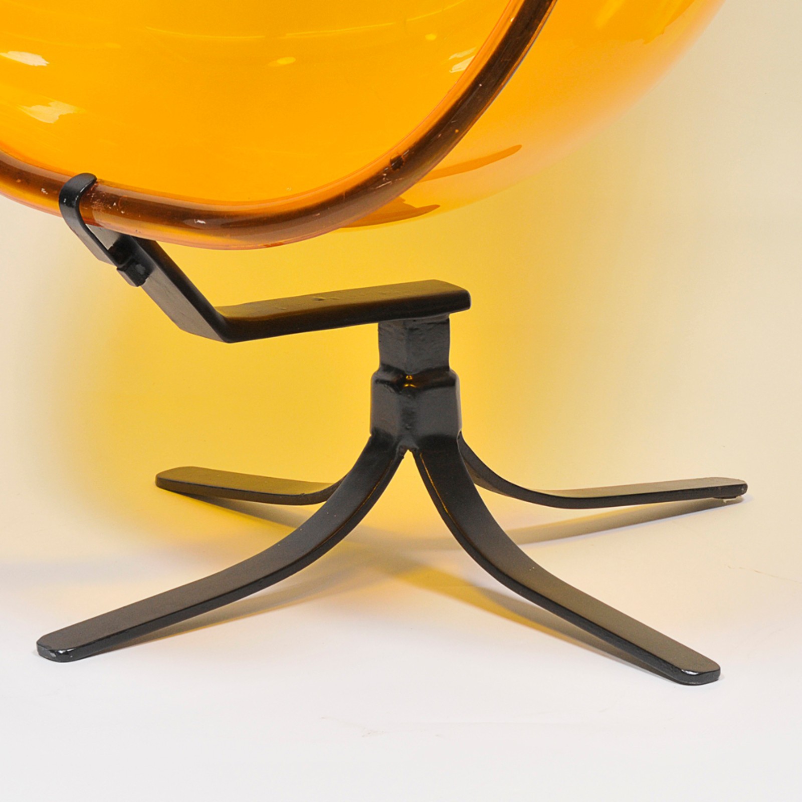 Escultórica cadeira de design em acrílico amarelo com pé em ferro... - foto 5 de 5