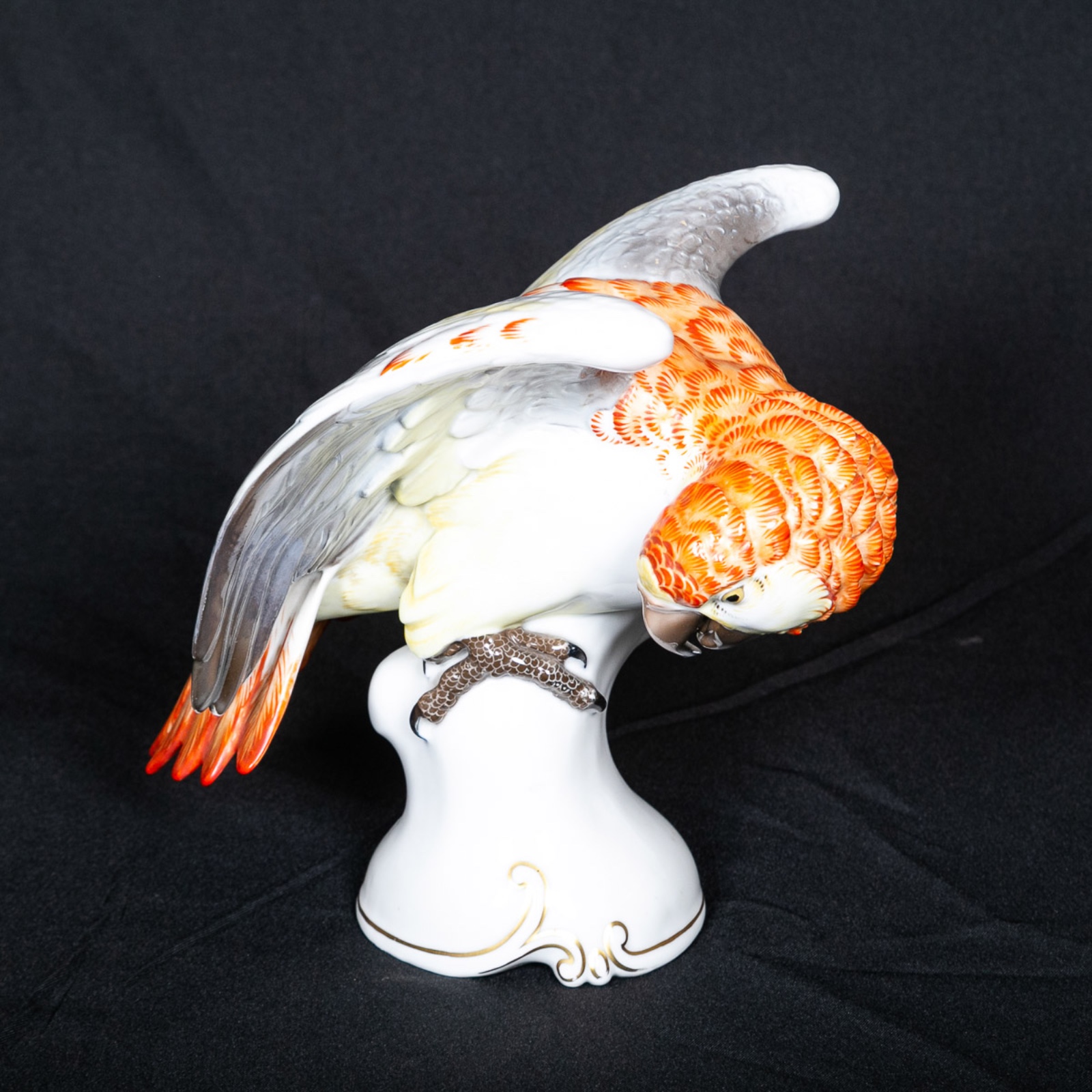 Escultura em porcelana alemã representando papagaio brasileiro nas... - foto 1 de 4