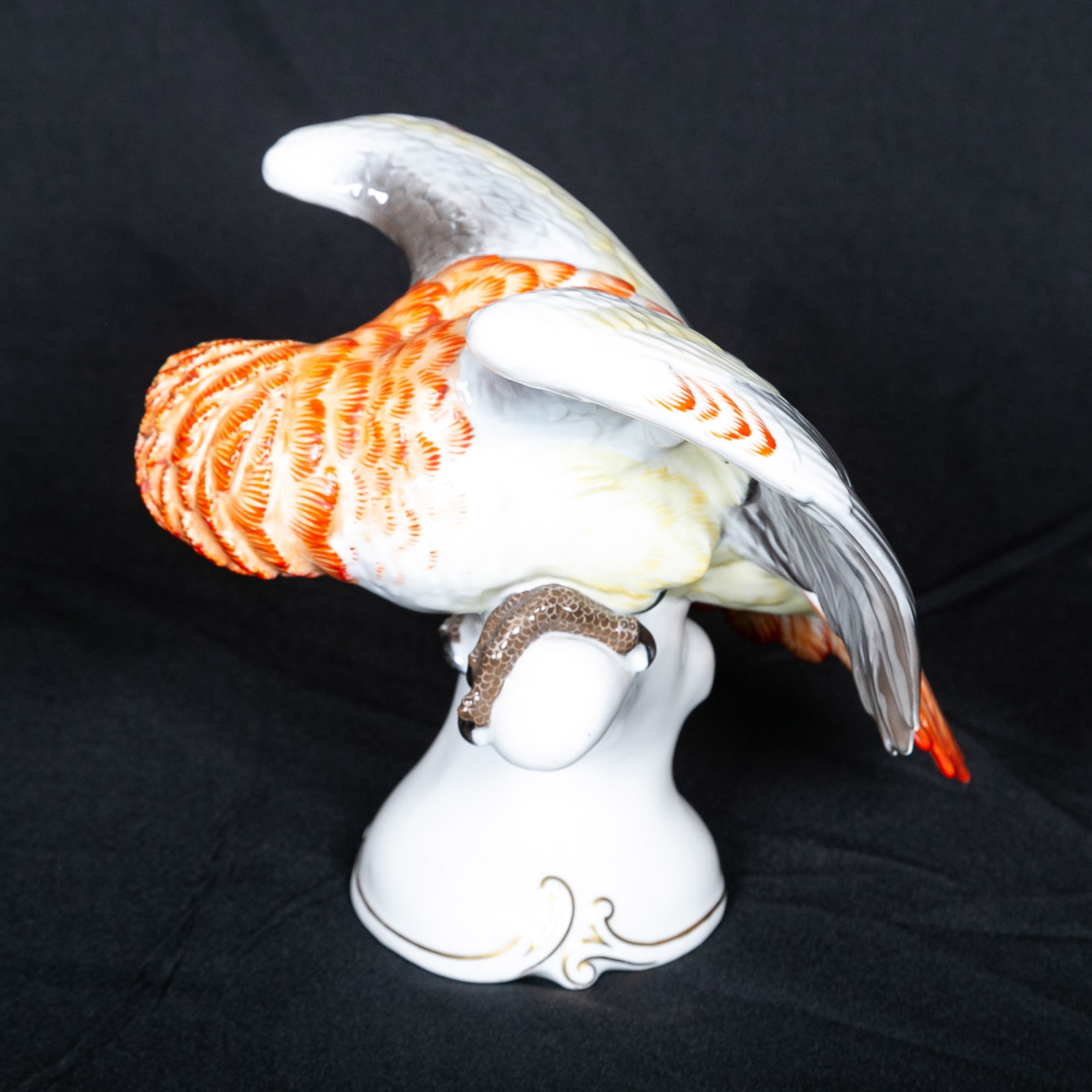 Escultura em porcelana alemã representando papagaio brasileiro nas... - foto 2 de 4