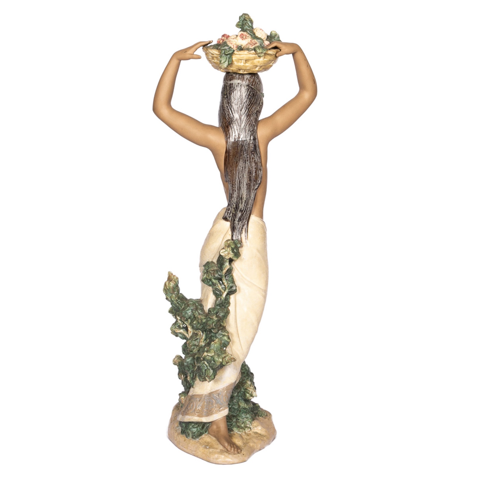 Escultura em porcelana espanhola representando jovem sensual havaiana... - foto 2 de 3