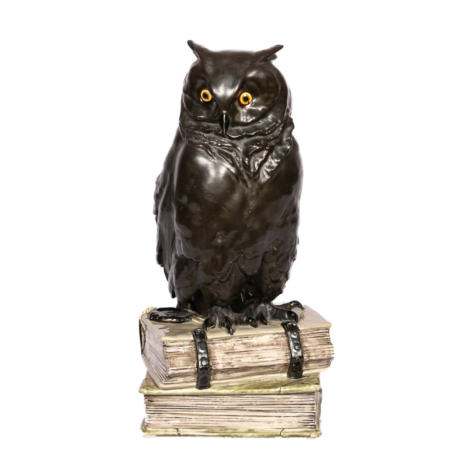 Escultura de coruja em porcelana negra apoiada sobre livros... - foto 1 de 3