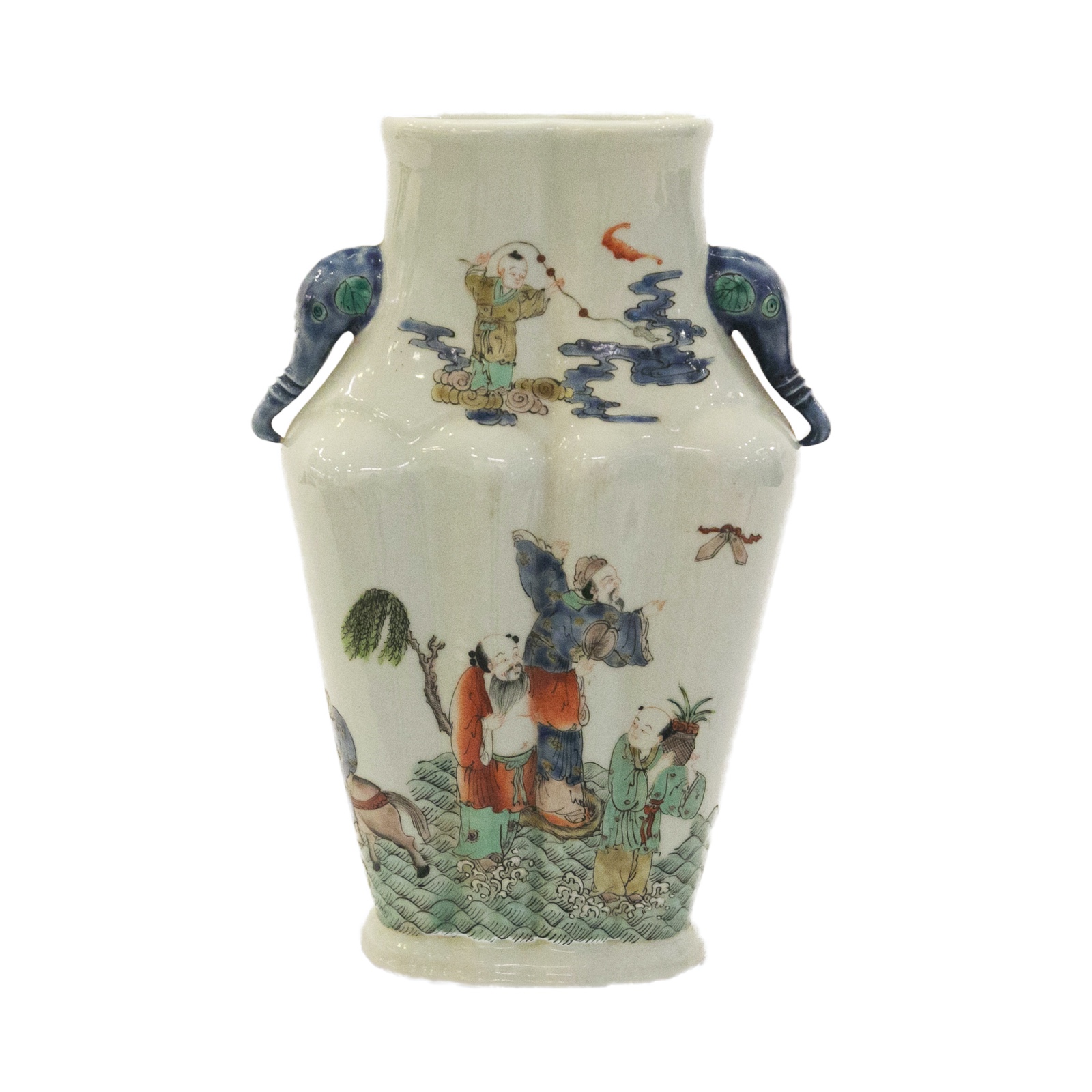 Vaso balaústre achatado em porcelana chinesa. Bojo moldado com... - foto 2 de 3
