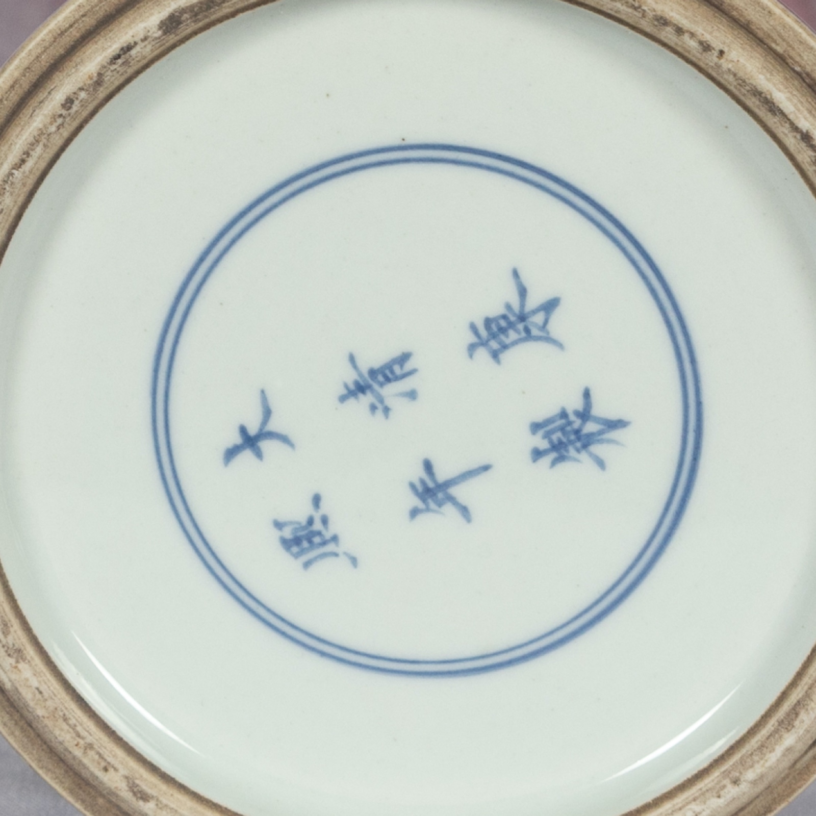 Vaso em porcelana chinesa balaústre, ornamentado por coberta vermelha... - foto 2 de 2