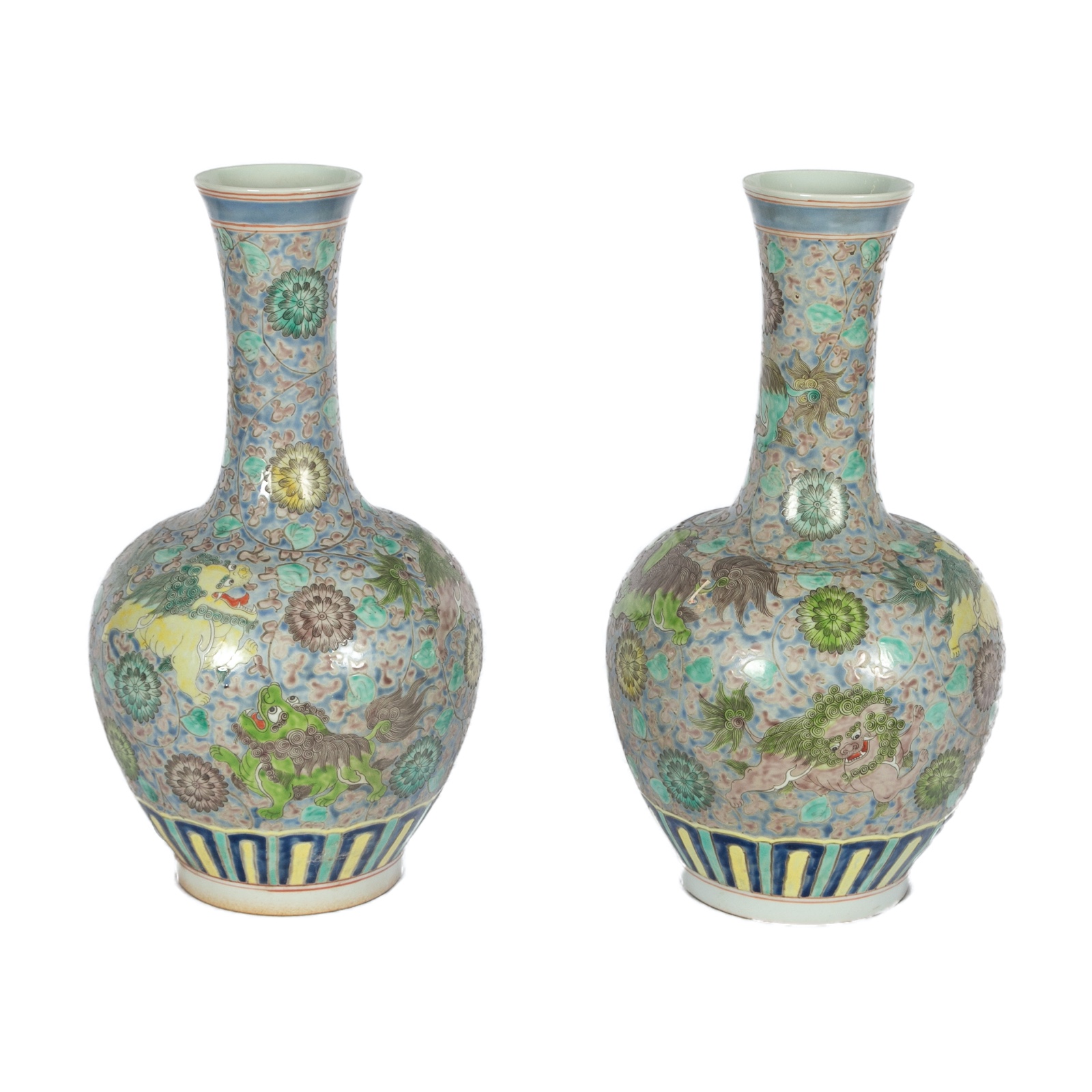 Par de vasos em porcelana chinesa no formato de moringas com longos... - foto 2 de 4