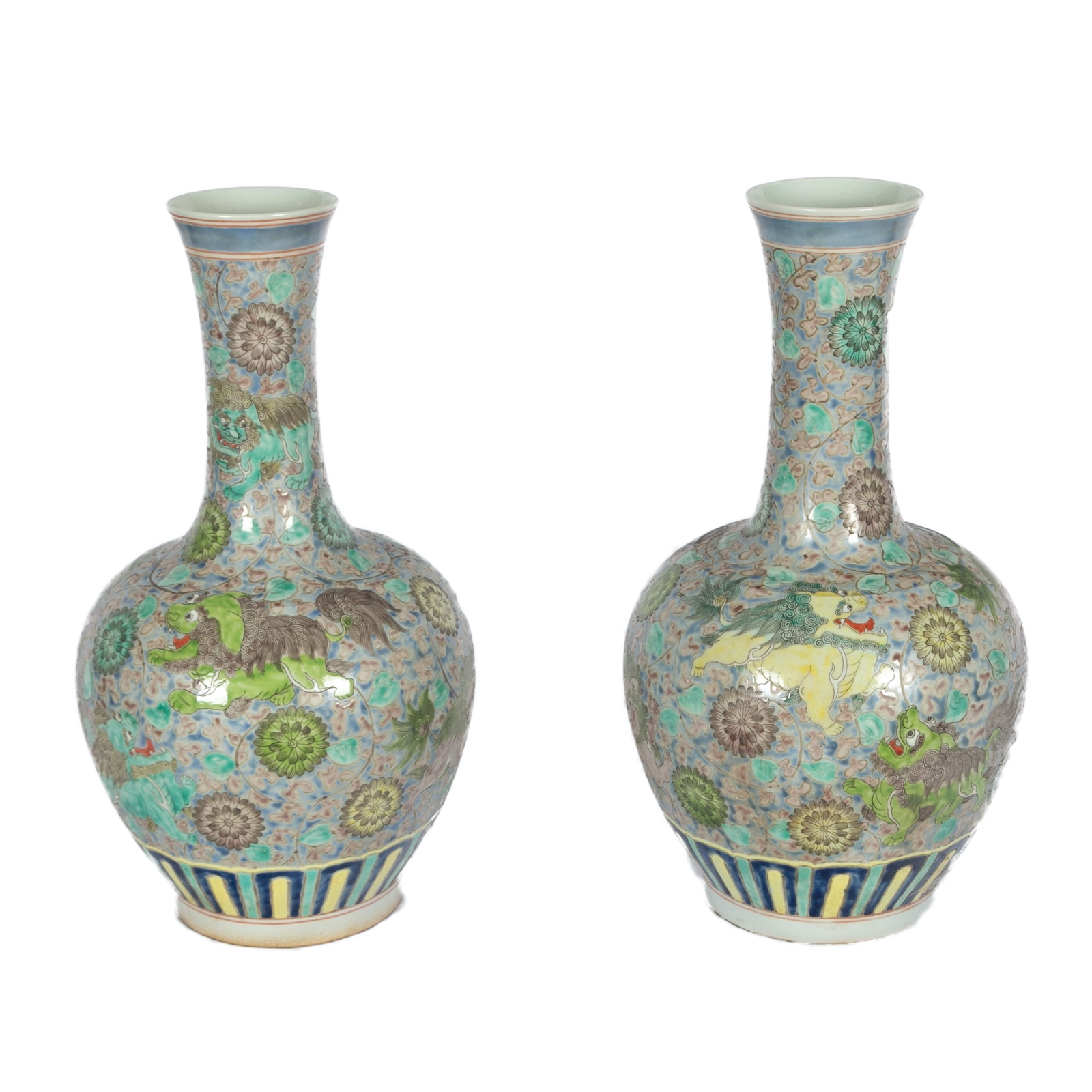 Par de vasos em porcelana chinesa no formato de moringas com longos... - foto 1 de 4