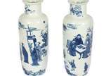 Par de vasos em porcelana chinesa de formato “r... - Par de vasos em porcelana chinesa de formato “rouleau”, decorados em azul cobalto. Apresentam cenas de divertimento nos jardins com dignitários ...