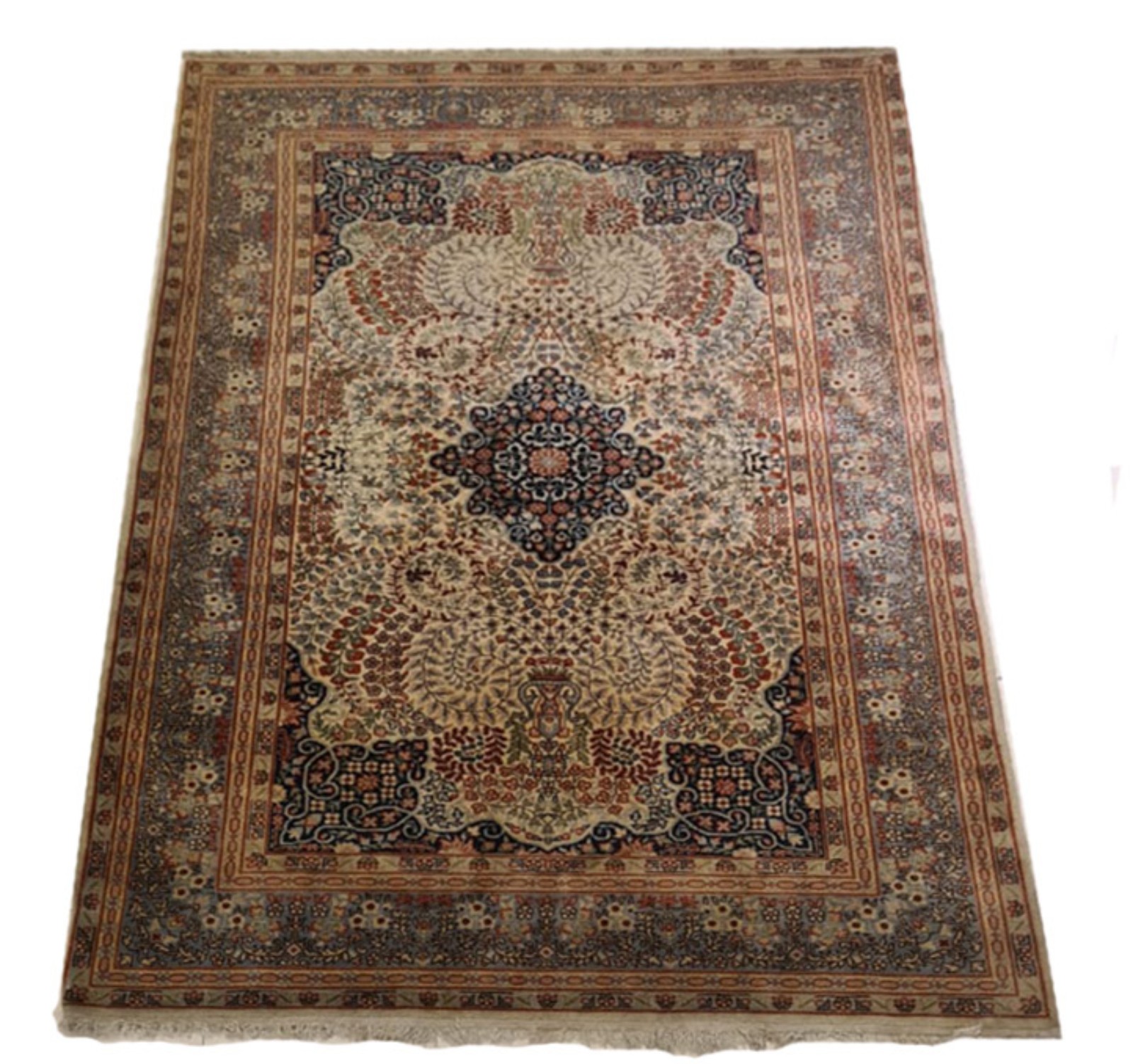 Tapete persa Kashan com decoração floral e medalhão central