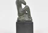 Bruno Giorgi (1905-1993), Mulher sentada - Escultura em bronze patinado<br>Ass. na peça<br>Base em mármore negro com placa cm assinatura do artista. 