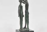 Bruno Giorgi (1905-1993), Figuras - Escultura em bronze patinado<br>Ass. na peça <br>Base em mármore preto com placa com assinatura do artista.<br>