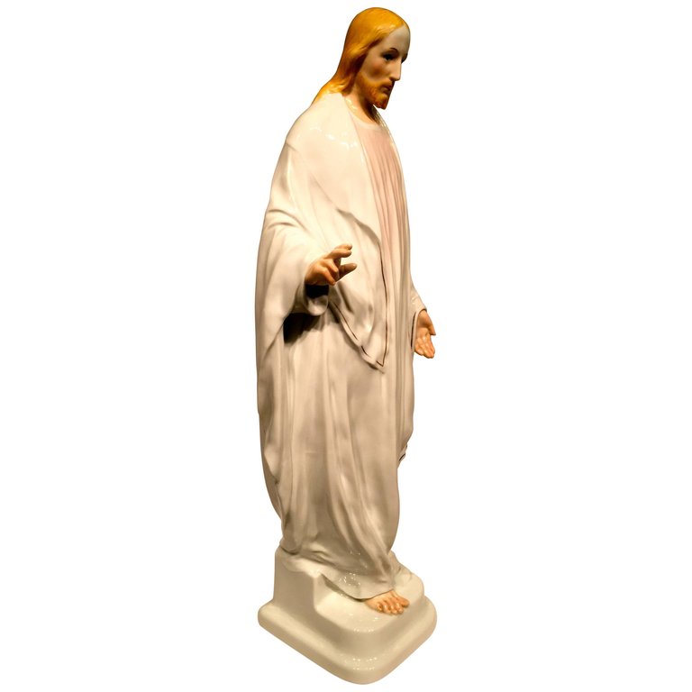 Escultura em porcelana alemã representando "Jesus" com policromia... - foto 1 de 5