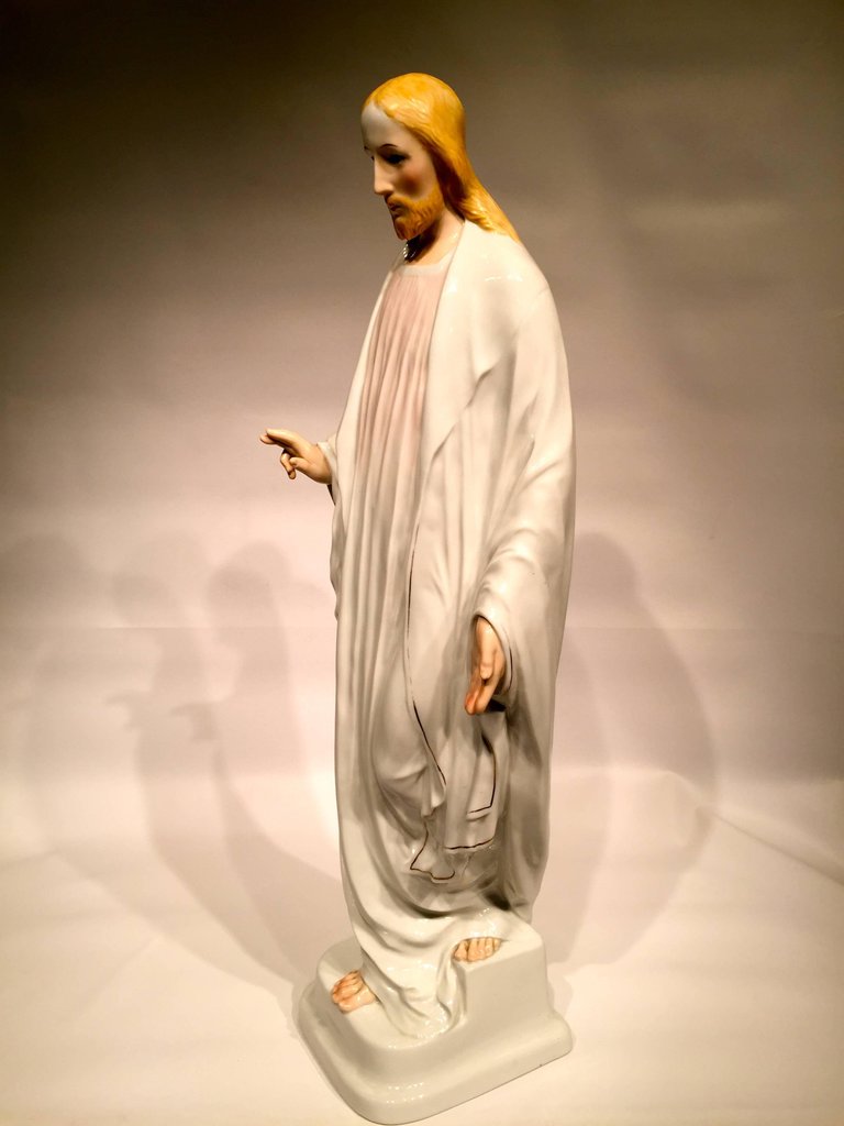 Escultura em porcelana alemã representando "Jesus" com policromia... - foto 3 de 5
