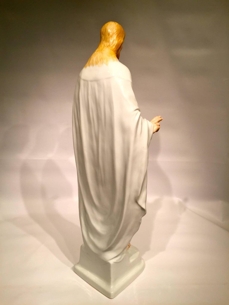 Escultura em porcelana alemã representando "Jesus" com policromia... - foto 4 de 5