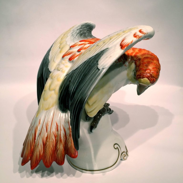 Escultura em porcelana alemã representando papagaio brasileiro nas... - foto 2 de 5