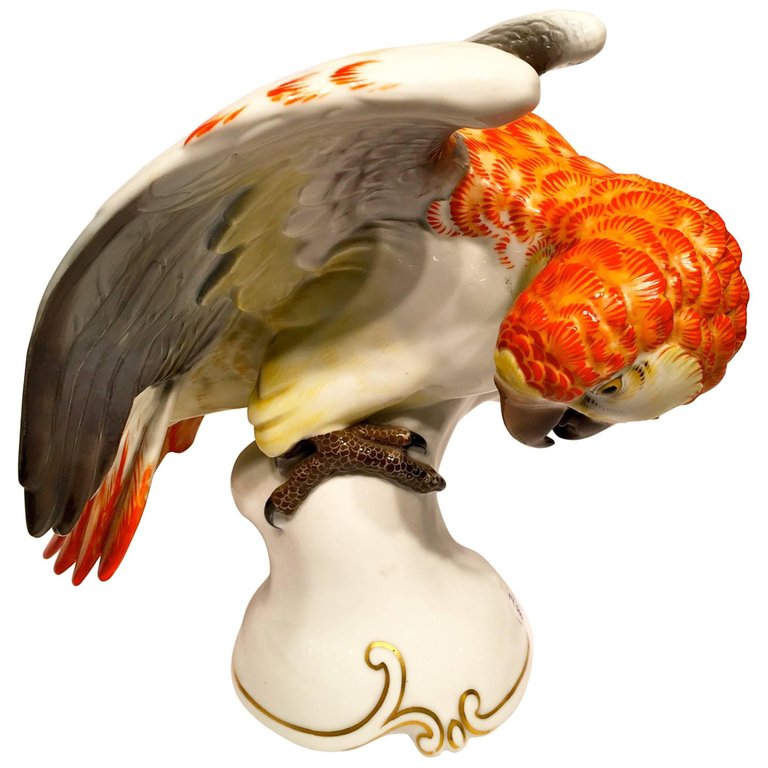 Escultura em porcelana alemã representando papagaio brasileiro nas... - foto 1 de 5