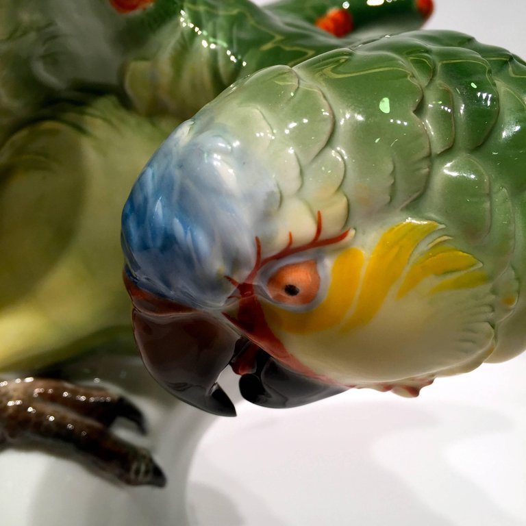 Escultura em porcelana alemã representando papagaio brasileiro nas... - foto 4 de 5