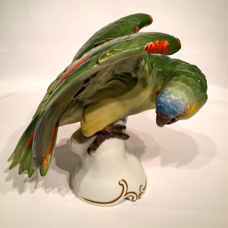 Escultura em porcelana alemã representando papagaio brasileiro nas... - foto 3 de 5