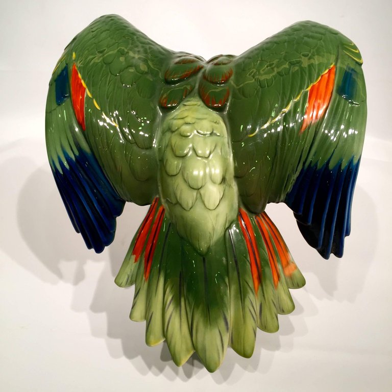 Escultura em porcelana alemã representando papagaio brasileiro nas... - foto 2 de 5