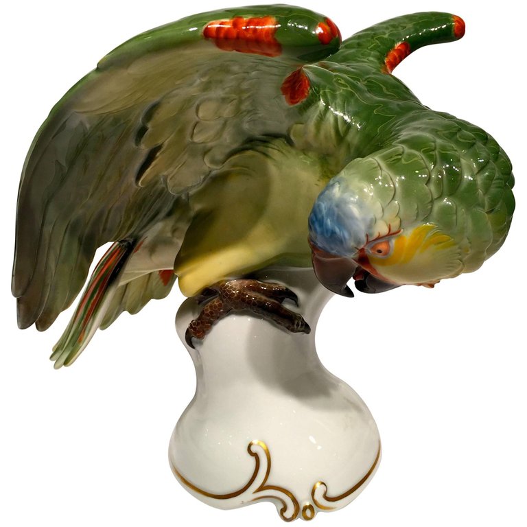 Escultura em porcelana alemã representando papagaio brasileiro nas... - foto 1 de 5