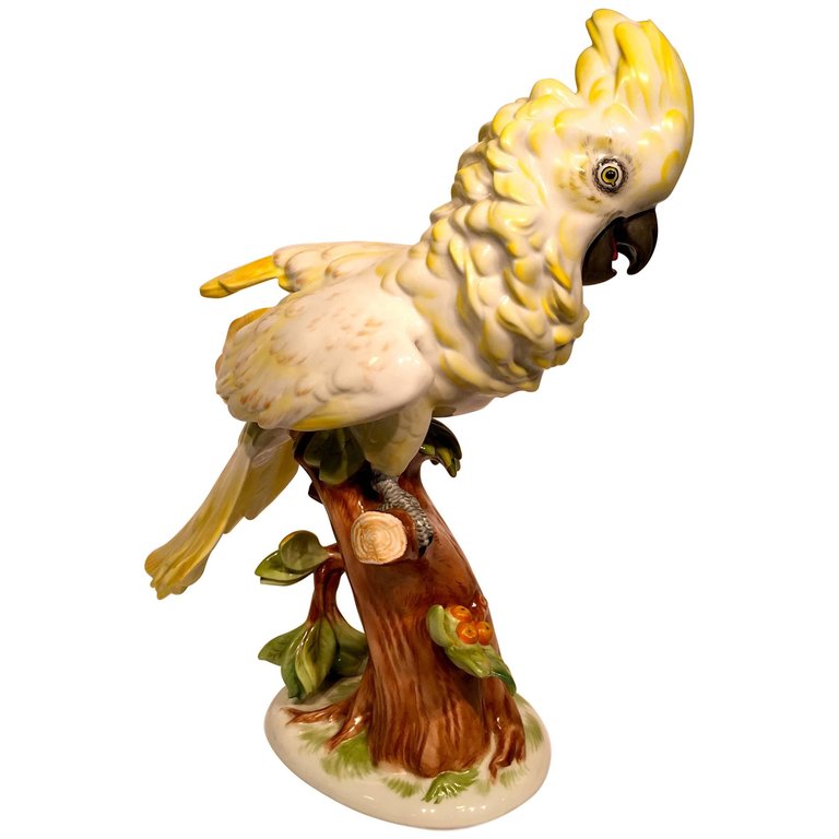 Escultura em porcelana alemã representando cacatua sobre tronco com... - foto 1 de 4