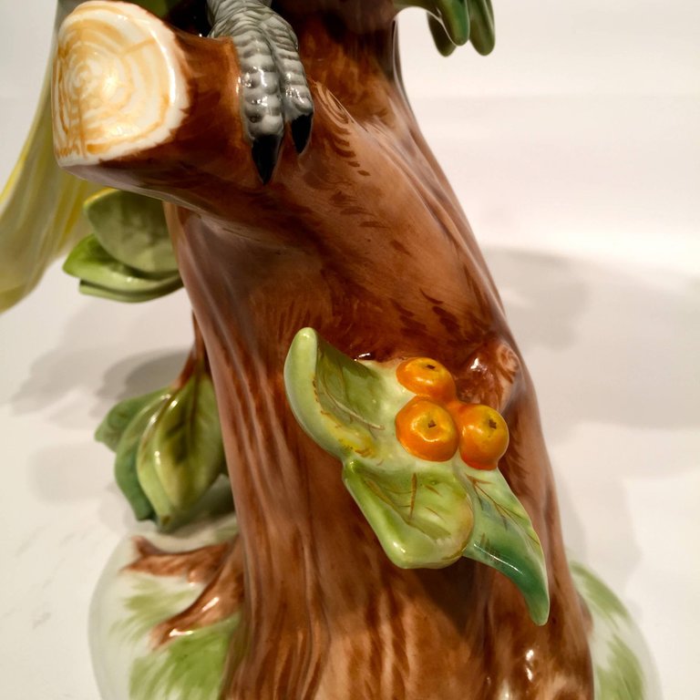 Escultura em porcelana alemã representando cacatua sobre tronco com... - foto 2 de 4