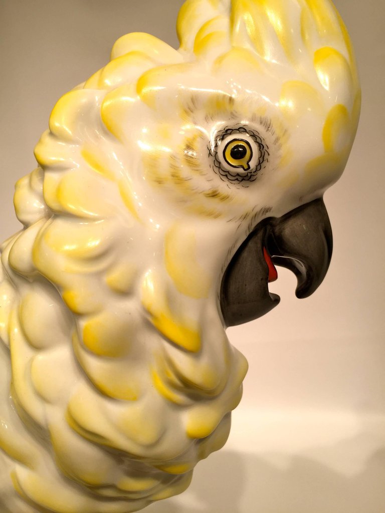 Escultura em porcelana alemã representando cacatua sobre tronco com... - foto 3 de 4