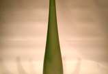 Solifleur em vidro sueco em vidro acinzentado, ... - Solifleur em vidro sueco em vidro acinzentado, produzido pela manufatura Orrefors, estilo Art Déco, circa 1930. 
Assinado e numerado na base. 
M...